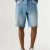 Bermuda en denim coupe fuselée