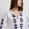 Blouse à broderies florales