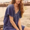 Blouse à col en V avec détails brodés