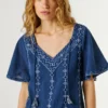 Blouse à col en V avec détails brodés