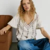 Blouse à col en V brodée