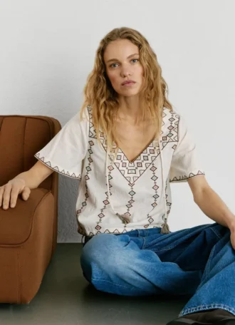 Blouse à col en V brodée