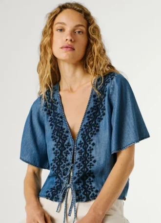 Blouse à détails brodés