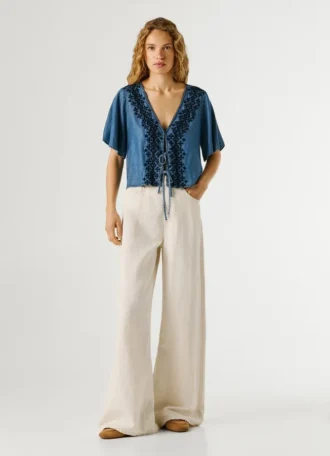 Blouse à détails brodés