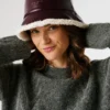 Chapeau réversible en simili cuir Chapeau réversible en simili cuir