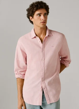 Chemise teinte en pièce, coupe classique