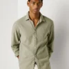Chemise teinte en pièce, coupe classique Chemise teinte en pièce, coupe classique
