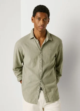 Chemise teinte en pièce, coupe classique
