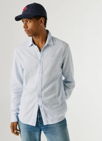 Chemise teinte en pièce, coupe classique