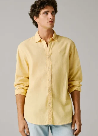 Chemise teinte en pièce, coupe classique