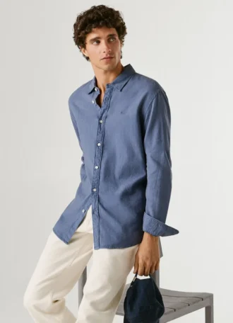 Chemise teinte en pièce, coupe classique