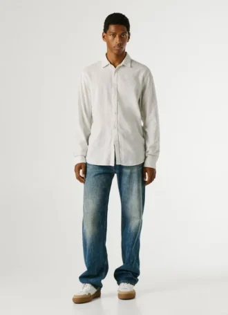 Chemise teinte en pièce, coupe classique