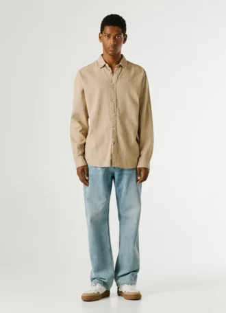 Chemise teinte en pièce, coupe classique