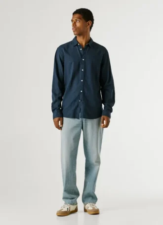 Chemise teinte en pièce, coupe classique