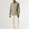 Chemise teinte en pièce, coupe classique Chemise teinte en pièce, coupe classique
