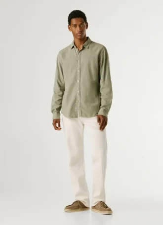 Chemise teinte en pièce, coupe classique