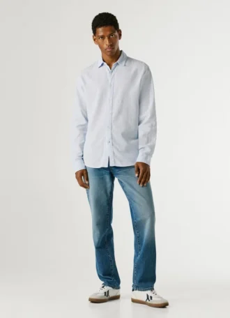 Chemise teinte en pièce, coupe classique