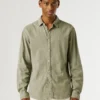Chemise teinte en pièce, coupe classique Chemise teinte en pièce, coupe classique