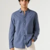 Chemise teinte en pièce, coupe classique Chemise teinte en pièce, coupe classique