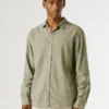 Chemise teinte en pièce, coupe classique Chemise teinte en pièce, coupe classique