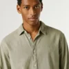 Chemise teinte en pièce, coupe classique Chemise teinte en pièce, coupe classique