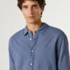 Chemise teinte en pièce, coupe classique Chemise teinte en pièce, coupe classique