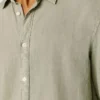Chemise teinte en pièce, coupe classique Chemise teinte en pièce, coupe classique