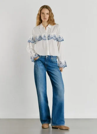 Chemise à volants brodés